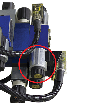 Mehrere hydraulische Sitz-/Magnetventile, die Spiralspannstifte verwenden.